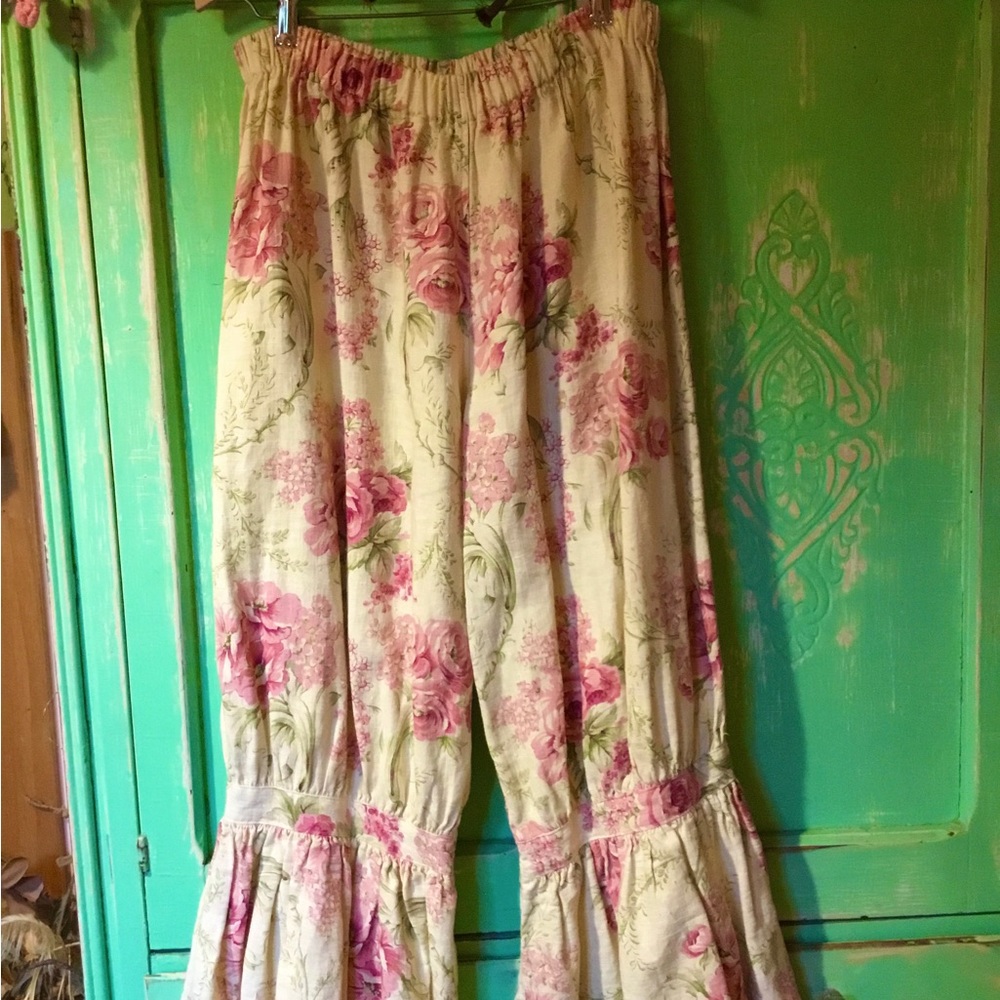 Beautiful pair of Magnolia Pearl bloomers 🌸RARE